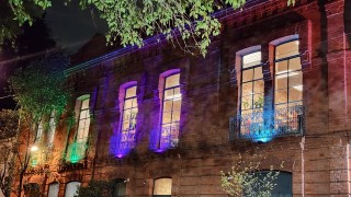 La IESIDH ilumina su edificio en solidaridad con las personas que viven con enfermedades raras